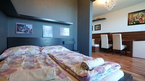 Gold Studio Apartment | Bàn ủi/dụng cụ ủi quần áo, nôi/cũi di động 
