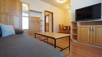 Panoramic Apartment, Balcony, Lake View | Living area