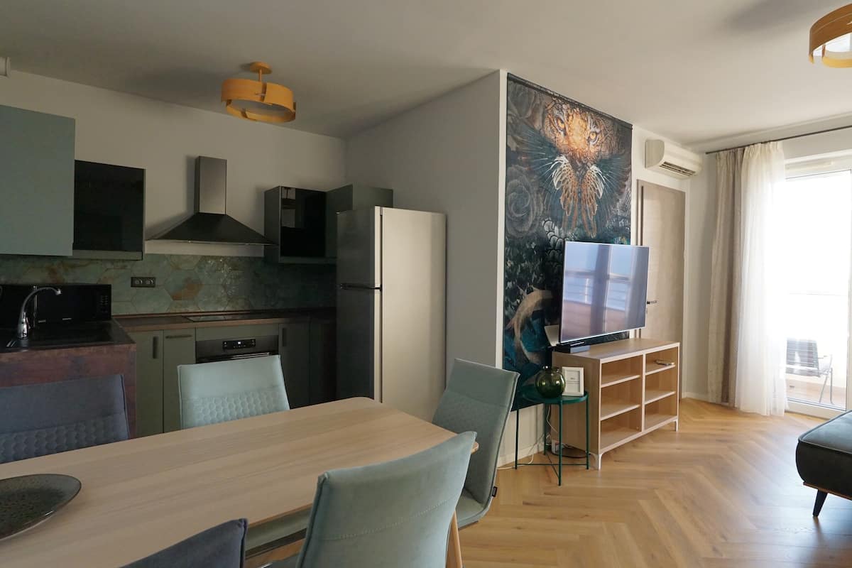 Diamond Exclusive Apartment | 客廳 | 82 厘米LED 電視連有線電視頻道