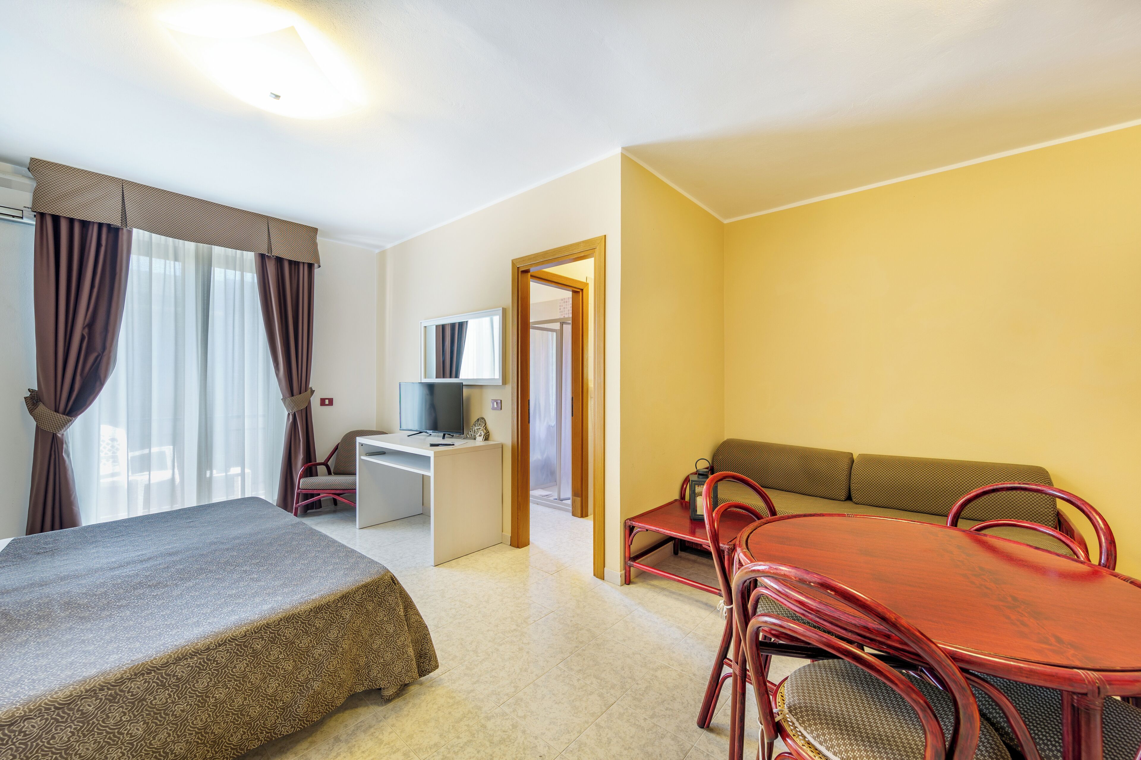 Studio Standard, balcon, vue ville | Coffres-forts dans les chambres, fer et planche à repasser