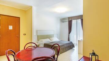 Standard Studio, Balcony, City View | Private kitchen | Full-sized fridge, microwave, stovetop, dishwasher