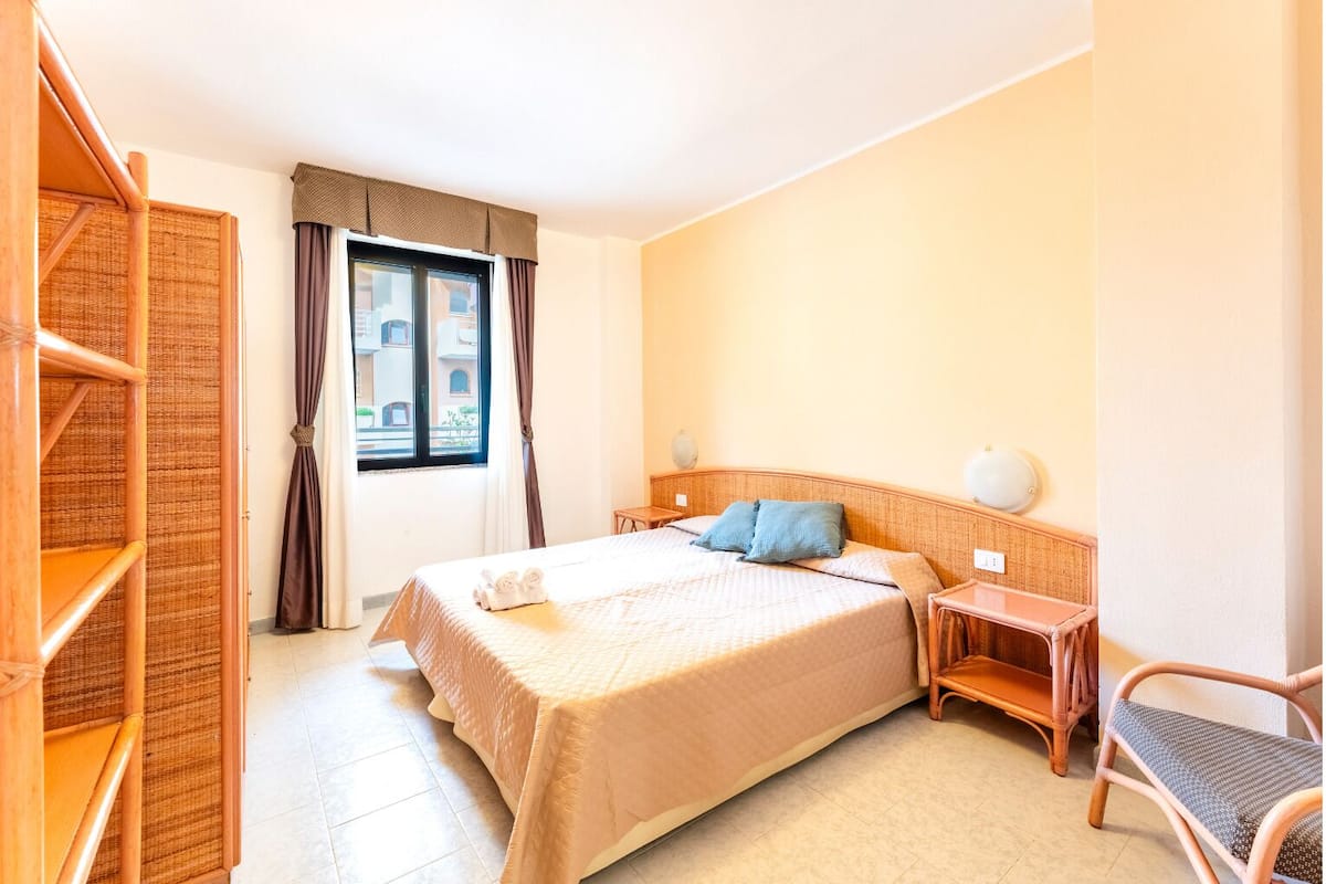 Standardlejlighed - balkon - byudsigt | Pengeskab på værelset, strygejern/strygebræt