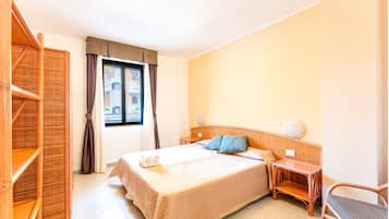 Standaard appartement, balkon, uitzicht op de stad | Een kluis op de kamer, een strijkplank/strijkijzer, babybedden (toeslag)