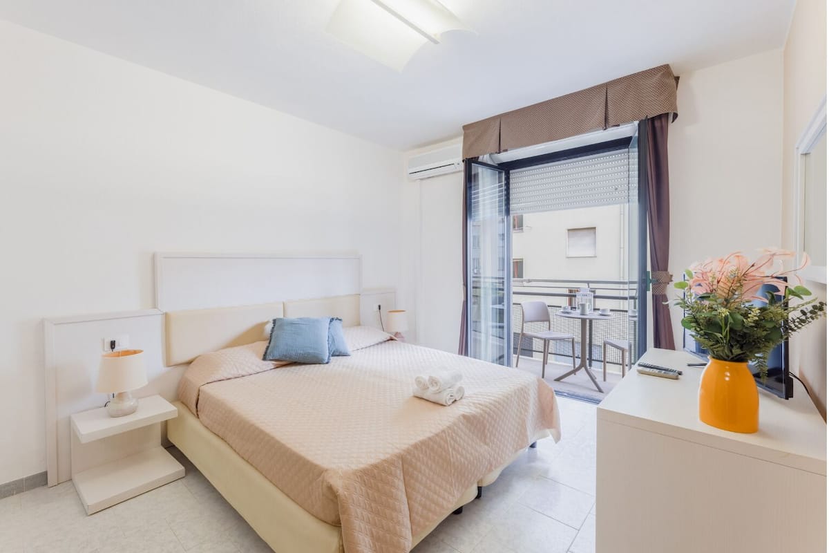 Pengeskab på værelset, strygejern/strygebræt