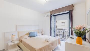 Caja de seguridad en la habitación y tabla de planchar con plancha