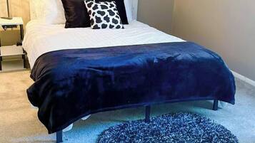 Escritorio, tabla de planchar con plancha, wifi y ropa de cama
