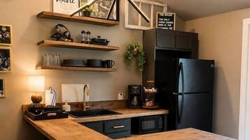 Coffee/tea maker, fridge, microwave, oven
