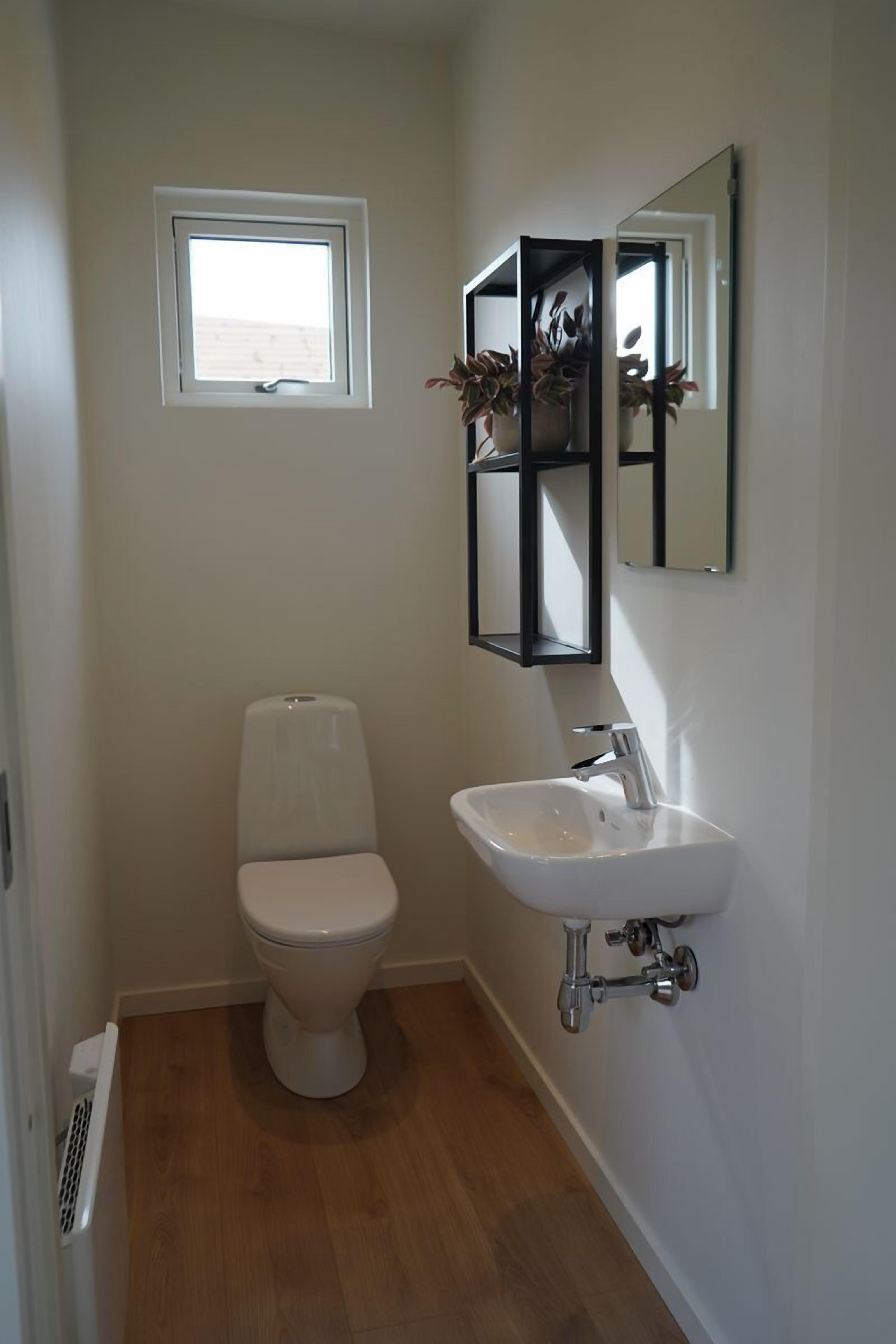 Ducha, toallas, jabón, papel higiénico