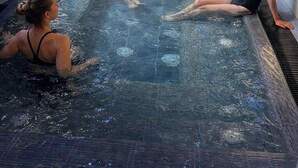 Un área de hidromasaje con cuatro personas.