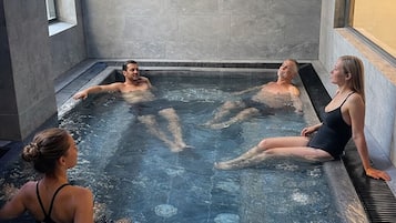 3 Innenpools, Rettungsschwimmer vor Ort