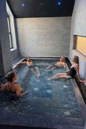 3 piscinas techadas, guardavidas en la propiedad