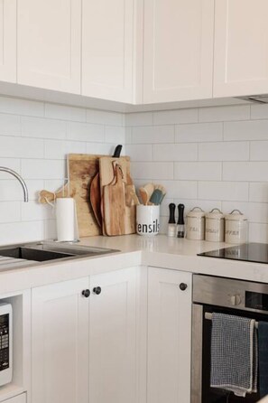 ثلاجة، ميكروويف، ماكينة لصنع القهوة/الشاي، محمصة خبز