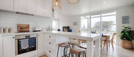 ثلاجة، ميكروويف، ماكينة لصنع القهوة/الشاي، محمصة خبز