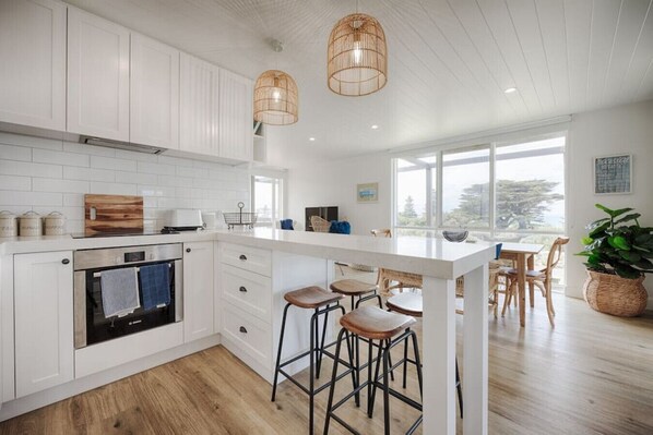 ثلاجة، ميكروويف، ماكينة لصنع القهوة/الشاي، محمصة خبز