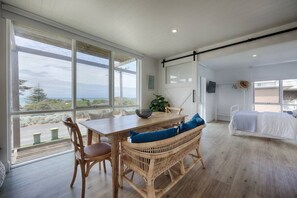 Dining - Beach Flat - across the road from the beach! (Torquay)