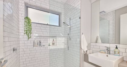 Grove Hideaway - immaculate 2 bed townhouse