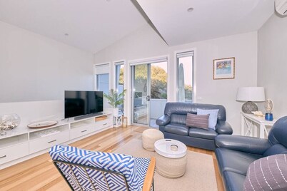 Grove Hideaway - immaculate 2 bed townhouse
