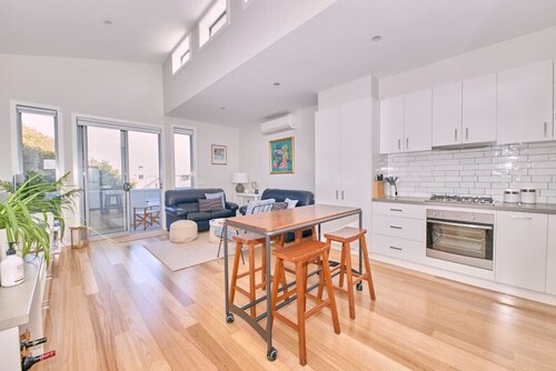 Grove Hideaway - immaculate 2 bed townhouse