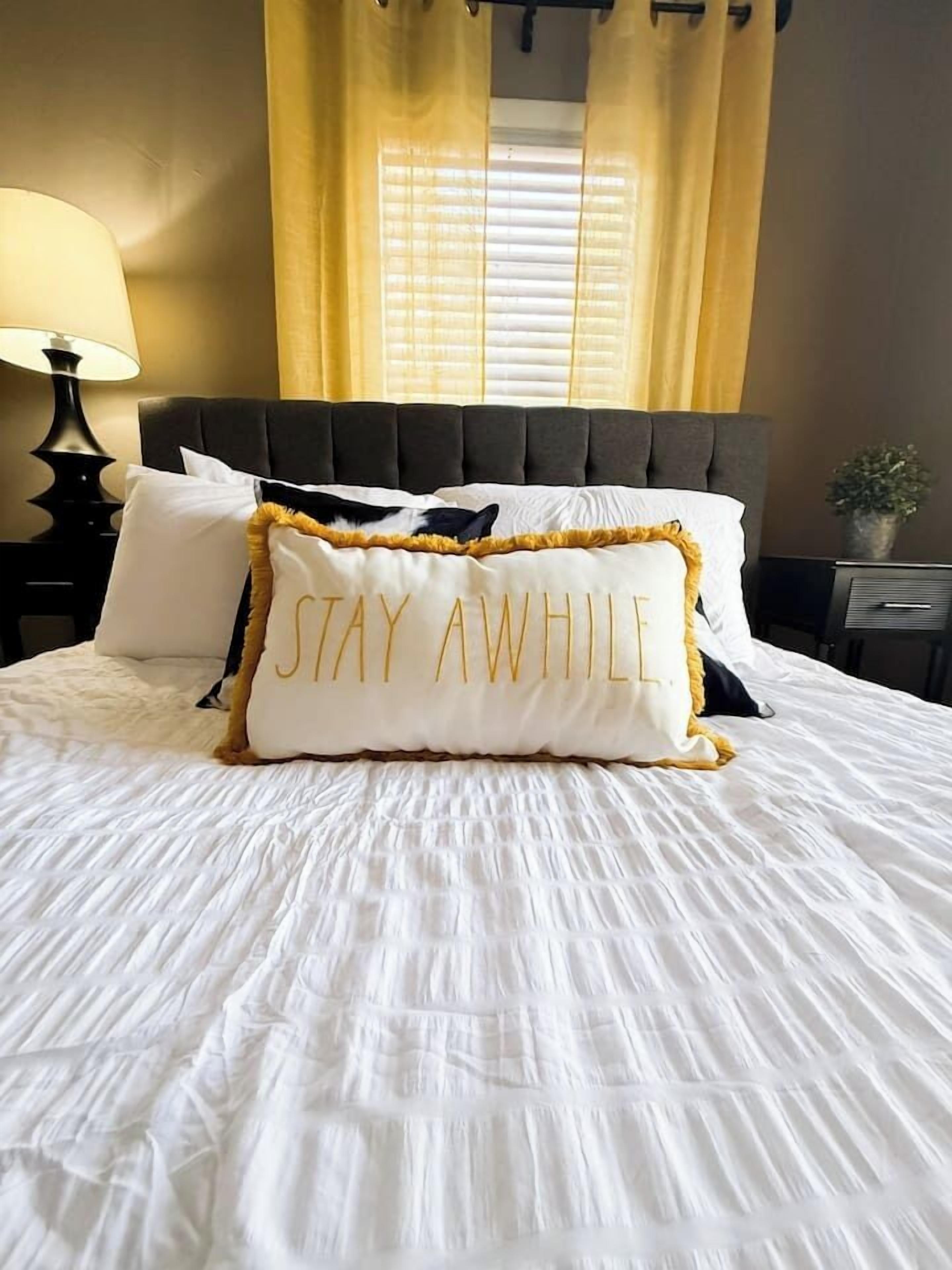 Tabla de planchar con plancha, wifi gratis y ropa de cama 