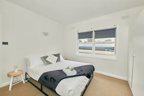 2 habitaciones, tabla de planchar con plancha y cuna de viaje 