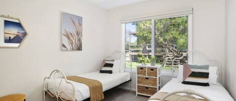 4 bedrooms, iron/ironing board, bed sheets