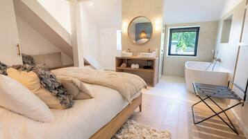 4 bedrooms, iron/ironing board, travel cot, free WiFi