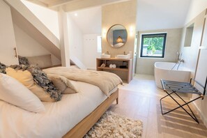 4 habitaciones, tabla de planchar con plancha y cuna de viaje 