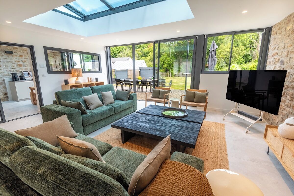 Una Smart TV, una chimenea, videojuegos, un reproductor de DVD