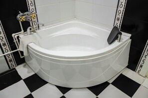 Standaard vierpersoonskamer | Badkamer | Handdoeken, zeep, shampoo, toiletpapier