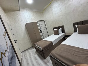 غرفة كلاسيكية مزدوجة أو بسريرين منفصلين | مساحة عمل للكمبيوتر المحمول وواي فاي مجانًا