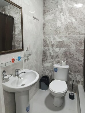 标准双人房 | 浴室 | 毛巾、肥皂、洗发水、卫生纸