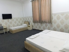 标准三人房 | 埃及棉床单、高档床上用品、笔记本电脑工作区、免费 WiFi