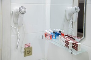 Standaard vierpersoonskamer | Badkamer | Handdoeken, zeep, shampoo, toiletpapier