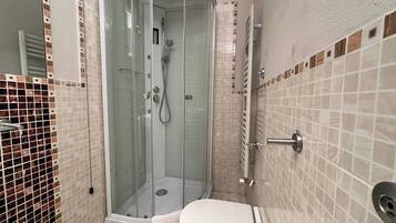 Doccia, asciugacapelli, bidet, asciugamani