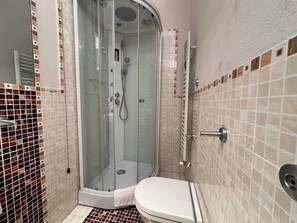 Douche, séchoir à cheveux, bidet, serviettes fournies