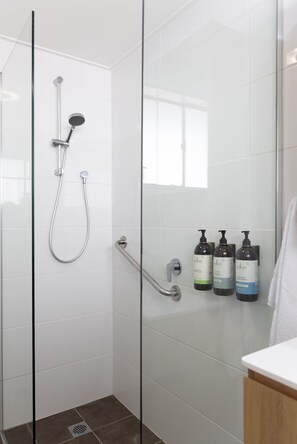 Een douche, een haardroger, handdoeken, zeep