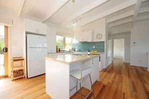 Een koelkast, een koffiezetapparaat/waterkoker