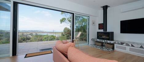 Een televisie en een open haard