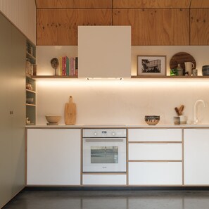 ثلاجة، ميكروويف، فرن، موقد طهي مسطح