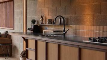 Coffee/tea maker, fridge, dishwasher, cookware/dishes/utensils