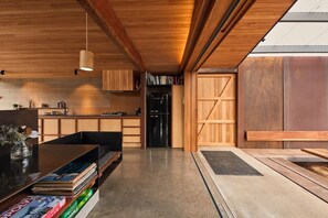 ثلاجة، غسالة أطباق، ماكينة لصنع القهوة/الشاي، مستلزمات طهي/أطباق/أوعية