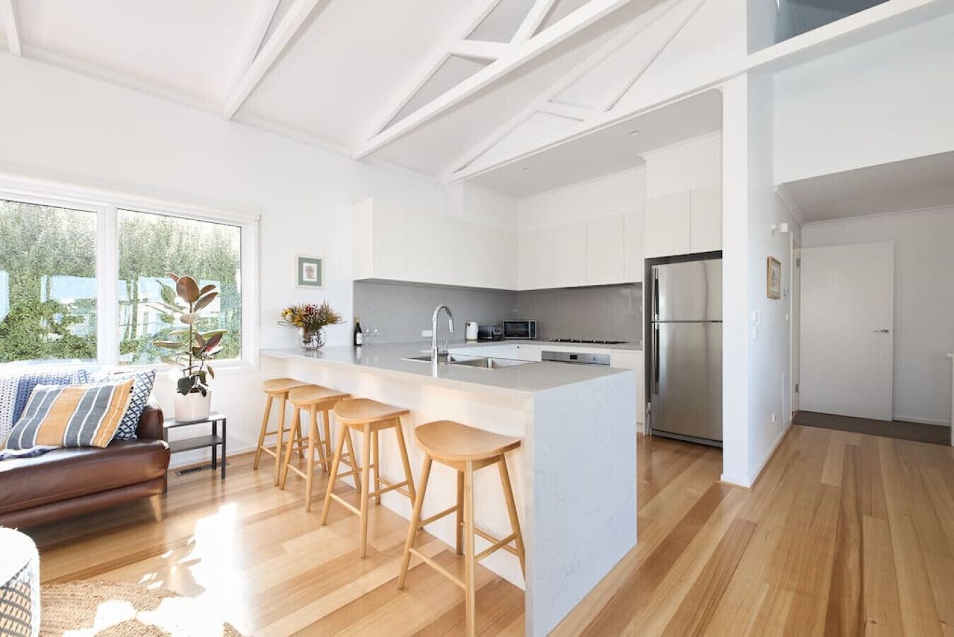 Een koelkast, een koffiezetapparaat/waterkoker