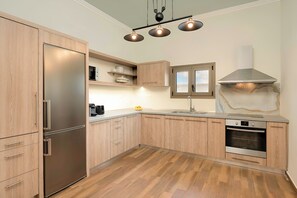 Fridge, microwave, oven, stovetop - Villa di Capaka Private Pool (Roupes)