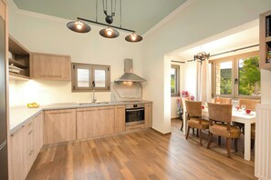Fridge, microwave, oven, stovetop - Villa di Capaka Private Pool (Roupes)