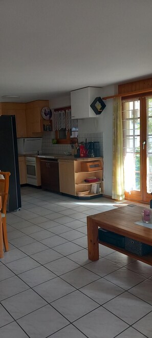 Een koelkast, een oven, een kookplaat, een vaatwasser