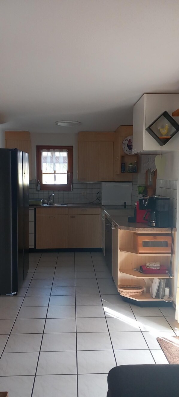 Een koelkast, een oven, een kookplaat, een vaatwasser