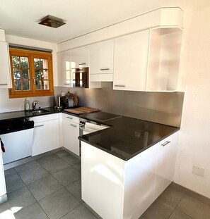 Réfrigérateur, four, plaque de cuisson, lave-vaisselle