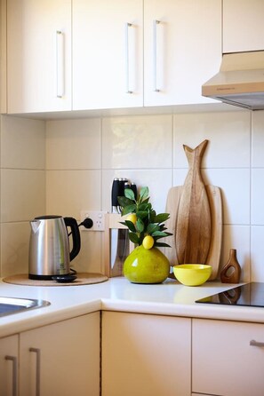 Kylskåp, mikrovågsugn, ugn och spishäll