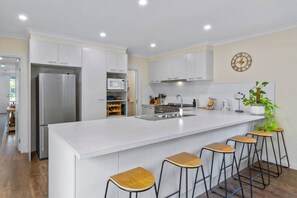 冰箱、微波炉、烤箱、炉灶