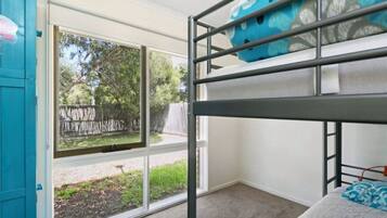 3 bedrooms, iron/ironing board, bed sheets